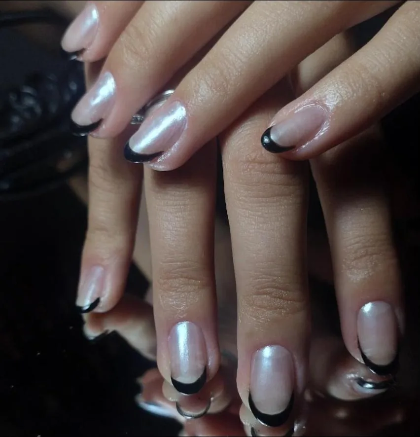 Unhas com francesinha preta e base perolada